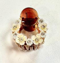 Load image into Gallery viewer, Round Cut-Out Mother of F.Pearl Emb Flower Jaw Clip
