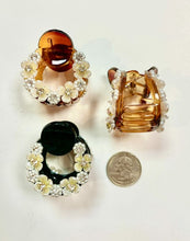 Load image into Gallery viewer, Round Cut-Out Mother of F.Pearl Emb Flower Jaw Clip
