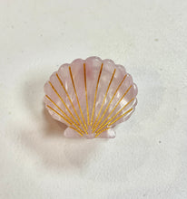 Load image into Gallery viewer, Small Pastel Shell Jaws
