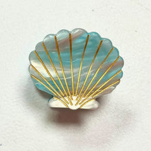 Load image into Gallery viewer, Small Pastel Shell Jaws
